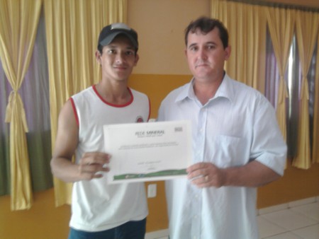 Entrega do Certificado ao aluno  Paulo