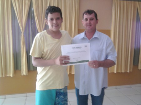 Entrega do Certificado  ao aluno João Pedro
